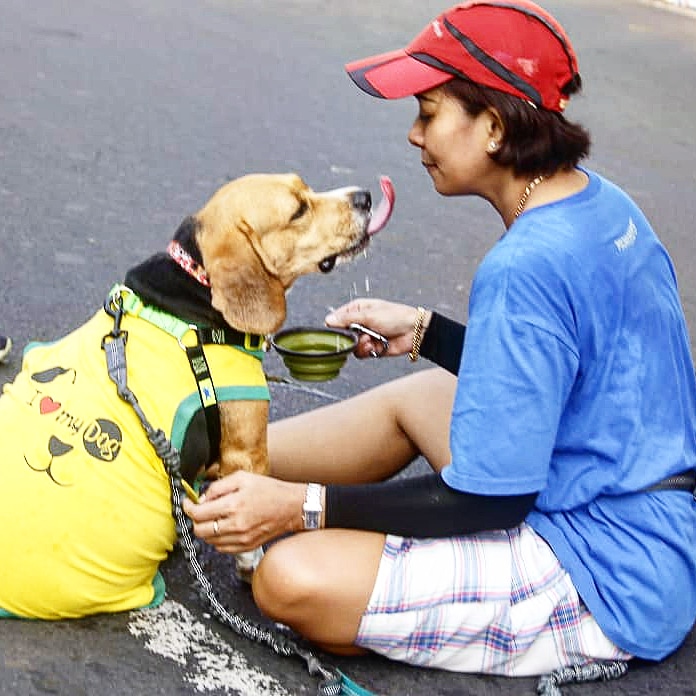 Seorang penggemar anjing bersantai hari Minggu. (Foto: asmanu/ngopibareng.id)