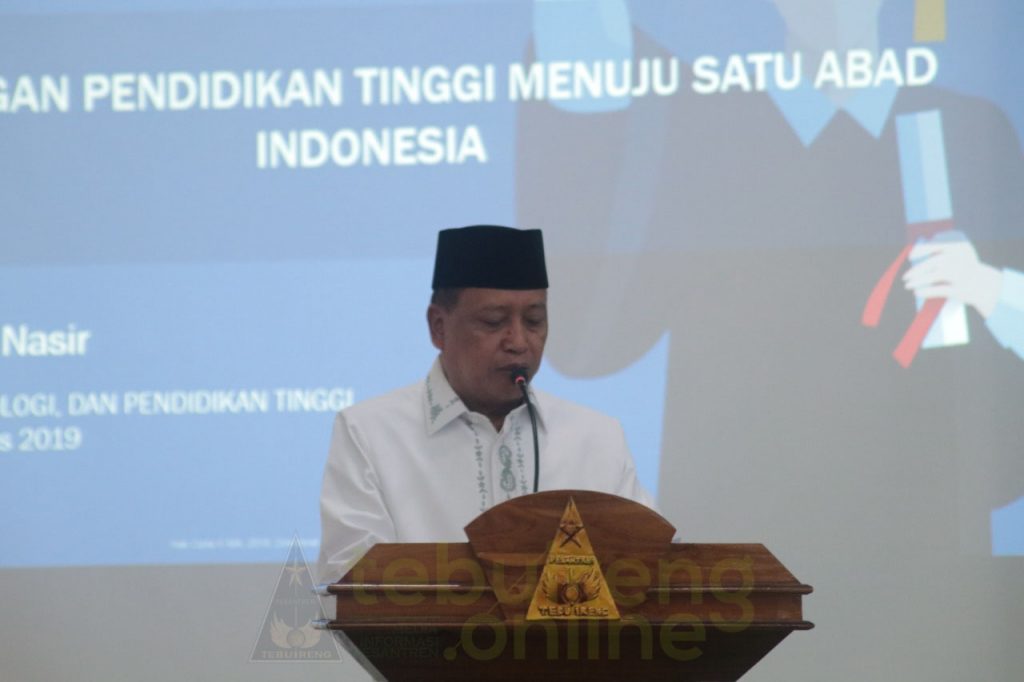 Prof. H. Mohammad Nasir, Menteri Riset Teknologi dan Pendidikan Tinggi Indonesia (Menristekdikti) saat menjadi narasumber di seminar nasional pendidikan di Hari Lahir 120 Tahun Pesantren Tebuireng Jombang. (Foto: tebuireng-online)