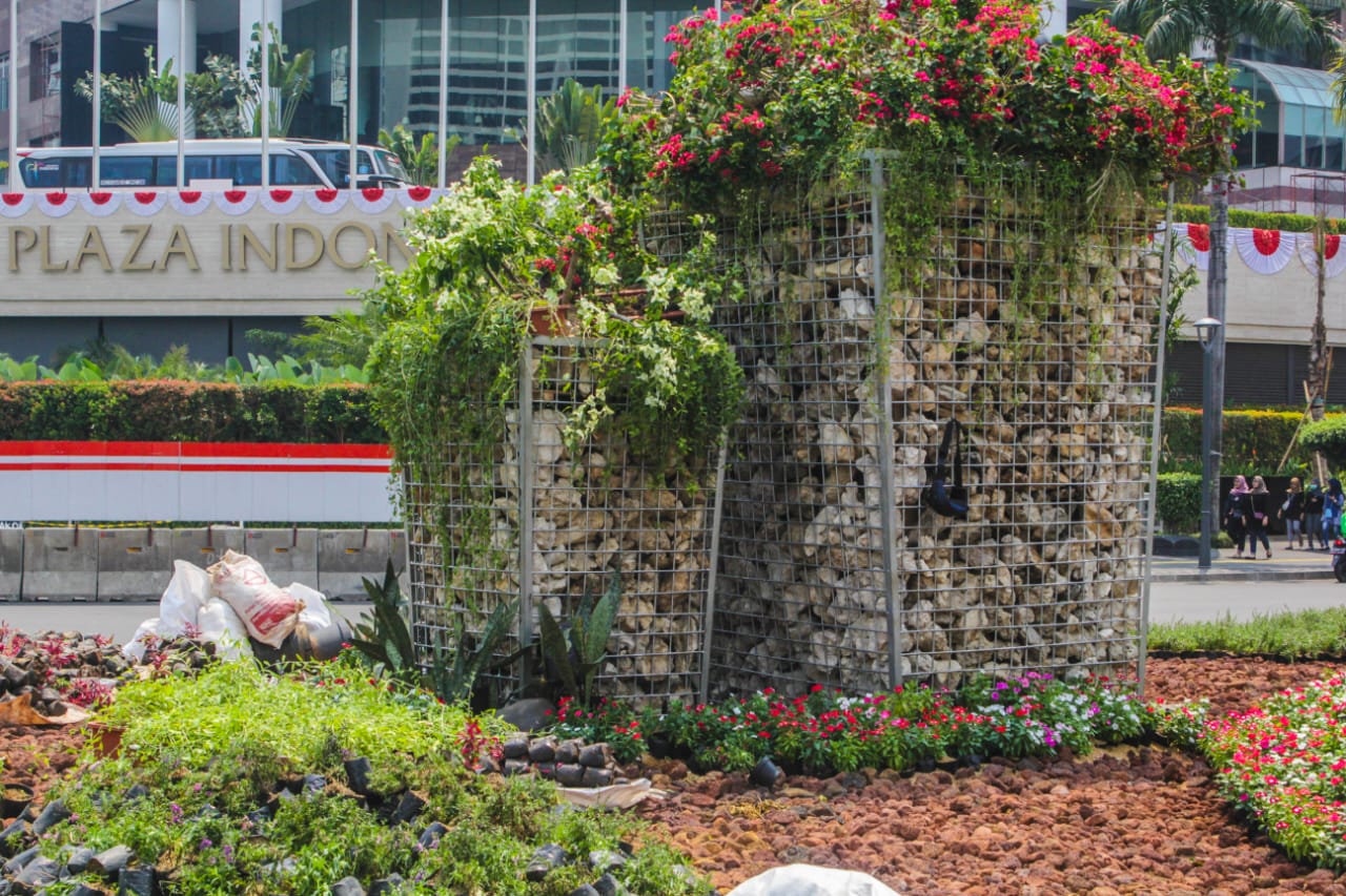 Instalasi Batu Gabion di Bundaran Hotel Indonesia (HI).