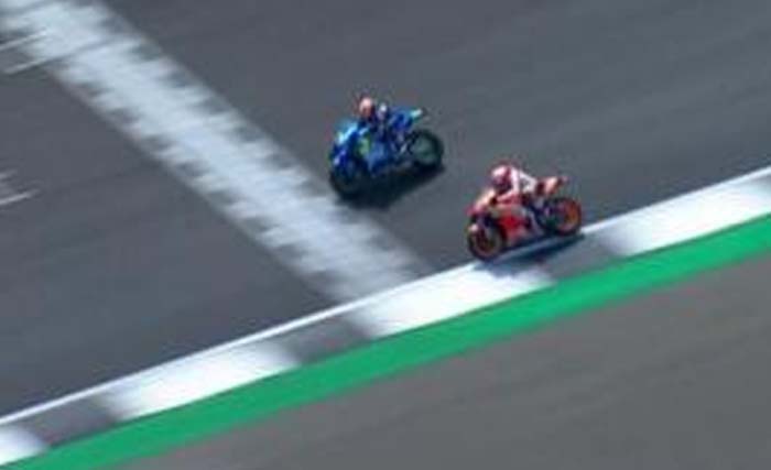 Alex Rins 0,013 detik lebih cepat menyentuh garis finis dari Marc Marquez di Sirkuit Silverstone, kemarin. (Foto:Reuters) 