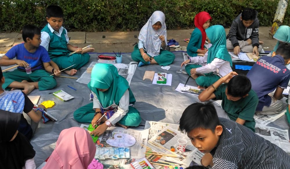 Proses pembuatan poster peduli lingkungan dengan media talenan oleh siswa SD SAIM, Senin 26 Agustus 2019. (Foto: Istimewa)