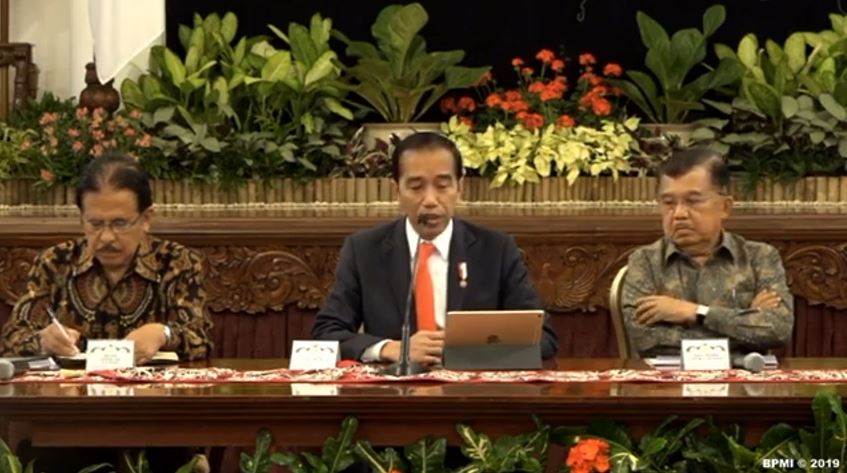 Presiden Jokowi menggelar konferensi pers soal pindah ibu kota negara, didampingi Wakil Presiden Jusuf Kalla di Istana Negara, Jakarta, Senin 26 Agustus 2019. (Foto: BPMI 2019)