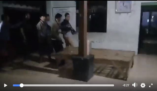 Oknum polisi diarak warga Pasuruan. (Foto: Capture Youtube)