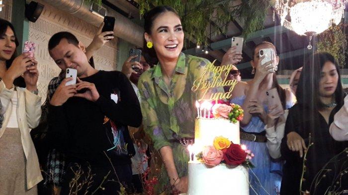 Luna Maya bersama sahabatnya merayakan ulang tahun ke-36 dengan jamuan makan siang, Senin 26 Agustus 2019.