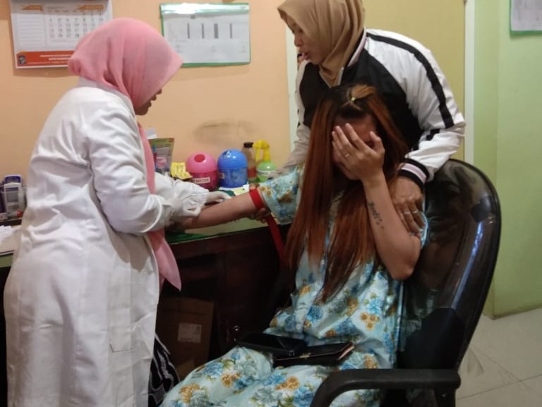 Seorang pekerja seks menjalani tes HIV. (Foto: Istimewa)