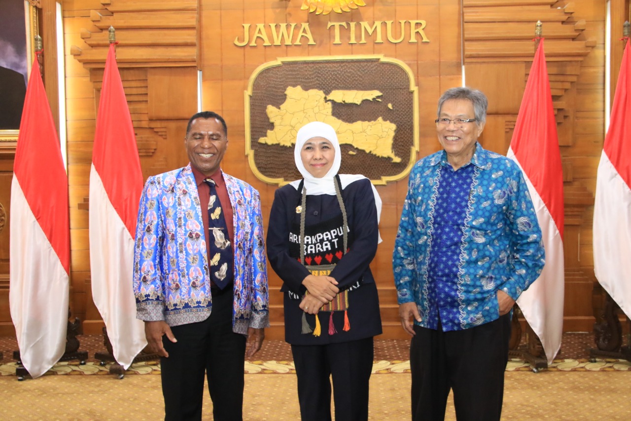 Gubernur Jawa Timur Khofifah Indar Parawansa saat diberi noken oleh Pendeta asal Papua. (Foto: Faiq/ngopibareng.id)