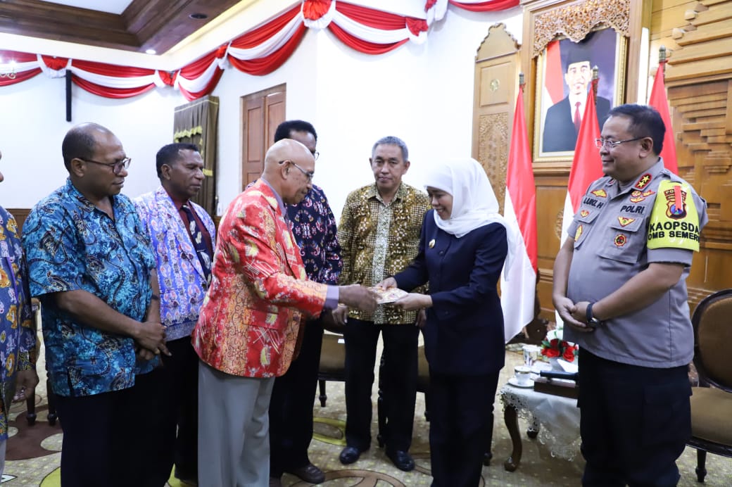 Kapolda Jatim saat menemani Gubernur Jawa Timur Khofifah Indar Parawansa di Grahadi. (Foto: Faiq/ngopibareng.id)