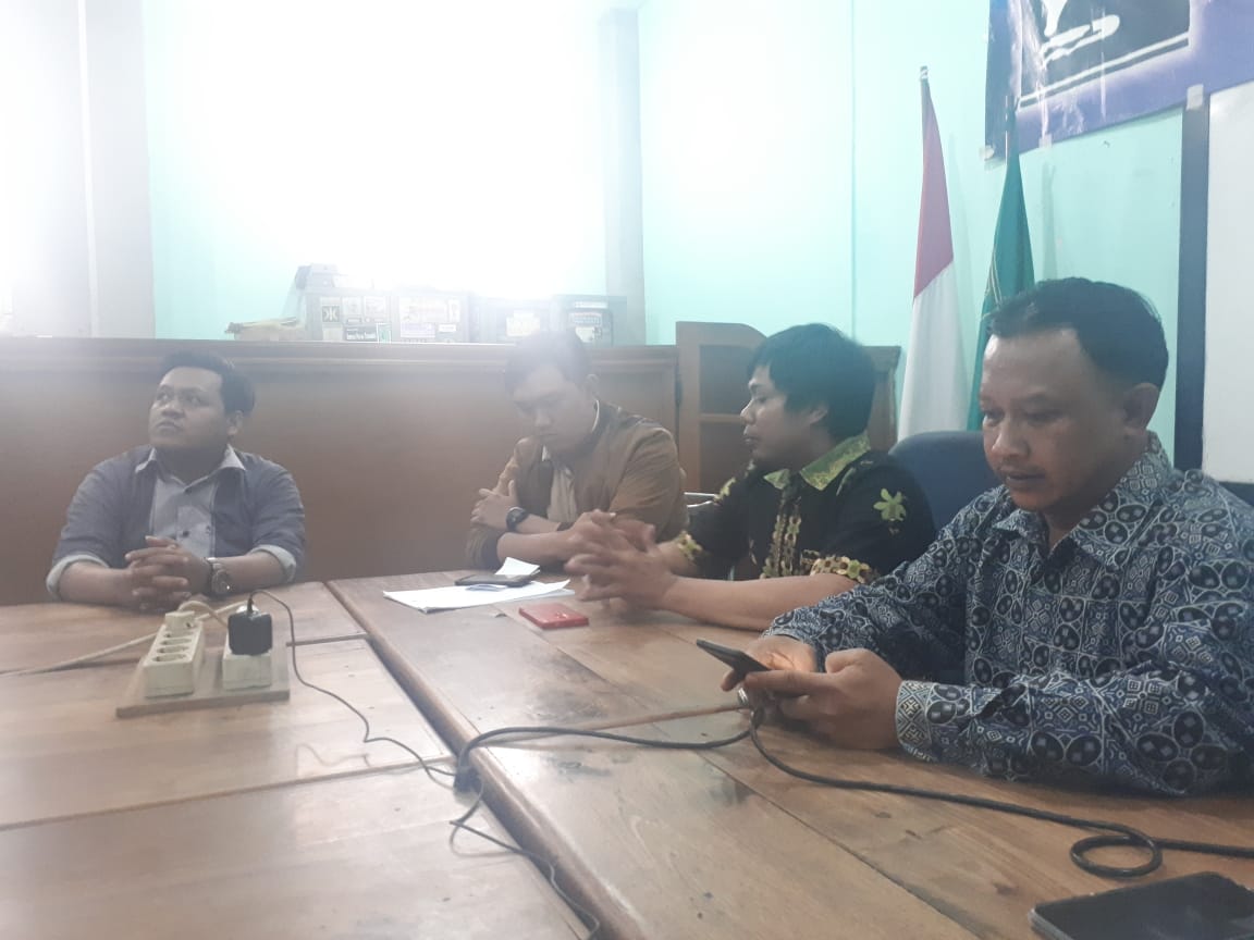 Iqbal dan para pegiat HAM dalam acara di LBH Surabaya. (Foto: Alief/ngopibareng.id)