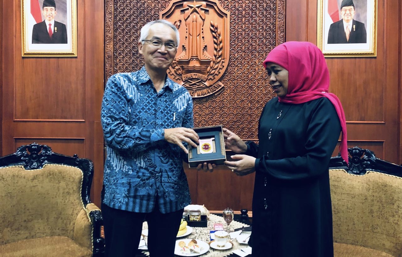 Gubernur Khofifah saat bertemu Presiden Direktur PTS Hirosi Kondo di Grahadi, Senin 26 Agustus 2019 malam. (Foto: Istimewa)