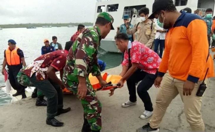 Tim gabungan Polair dan Brimob Polda Maluku bersama anggota Polres Aru yang anggota Polres Arumenemukan dua jasad mengapung di sekitar perairan Dobo, Kabupaten Kepuauan Aru dan telah diserahakn ke RSUD Cenderawasih, Selasa. 27 Agustus 2019. (Foto: Antara/Daniel Leonard)