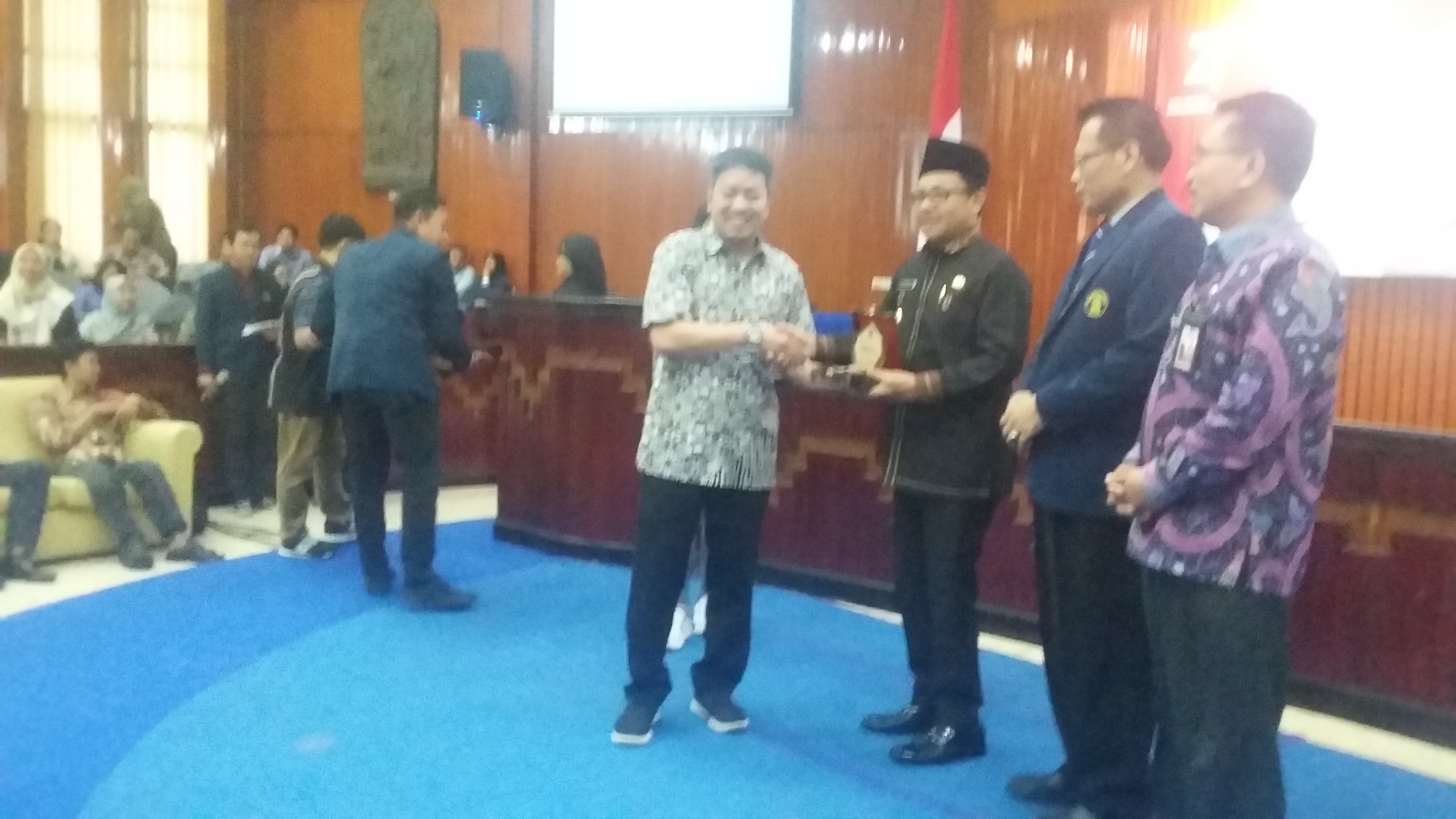 Wali Kota Malang, Sutiaji ketika prosesi pemberian plakat oleh Deputi Bidang Pemberdayaan Masyarakat Desa dan Kawasan Kementrian Koordinator Pembangunan Manusia dan Kebudayaan, Sonny B Harmadi. (Foto: Theo/ngopibareng.id)