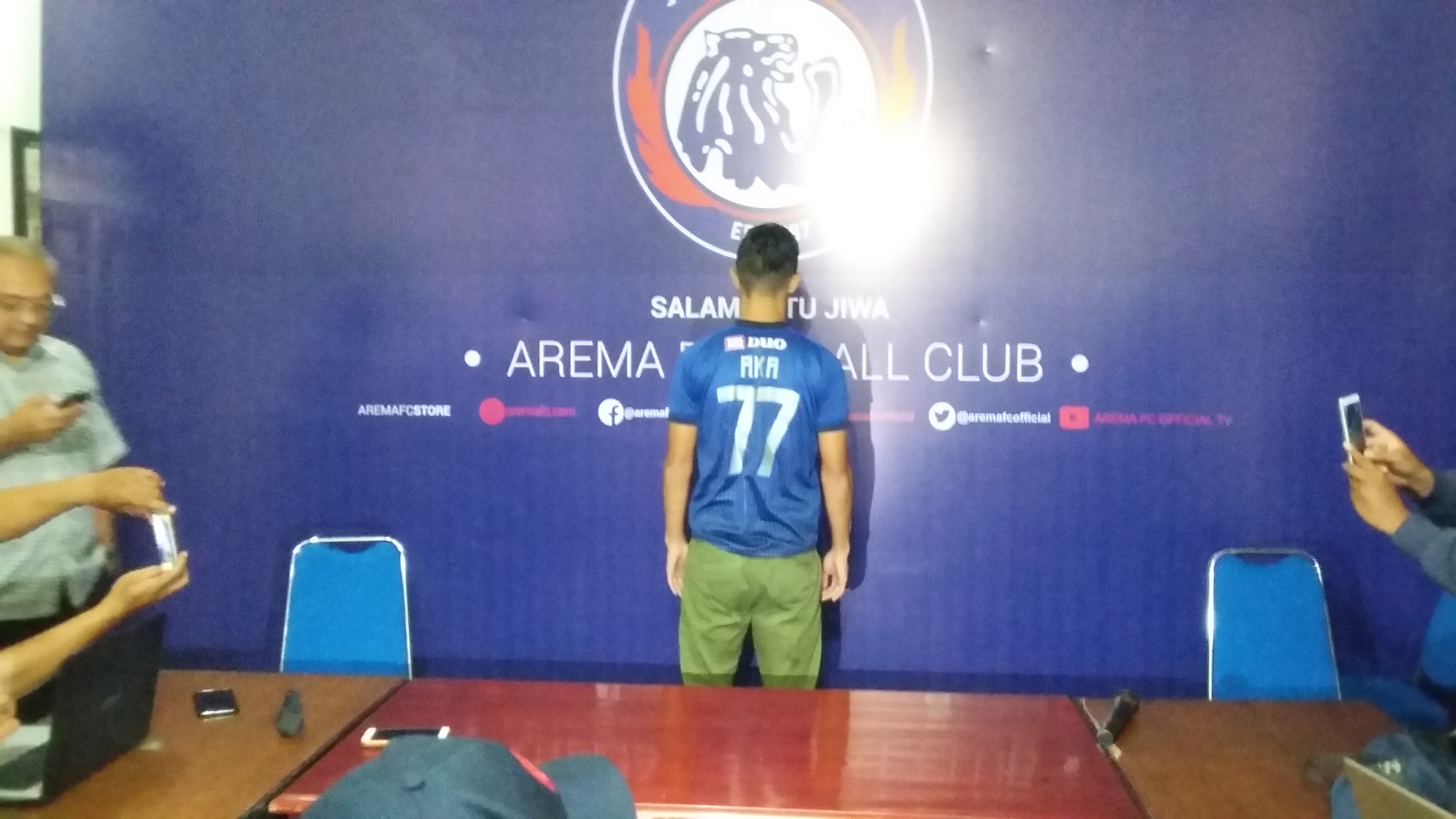 Pemain baru Arema FC, Takafumi Akahoshi memamerkan nomor punggung yang akan dikenakan saat memperkuat Arema FC (Theo/ngopibareng.id) 