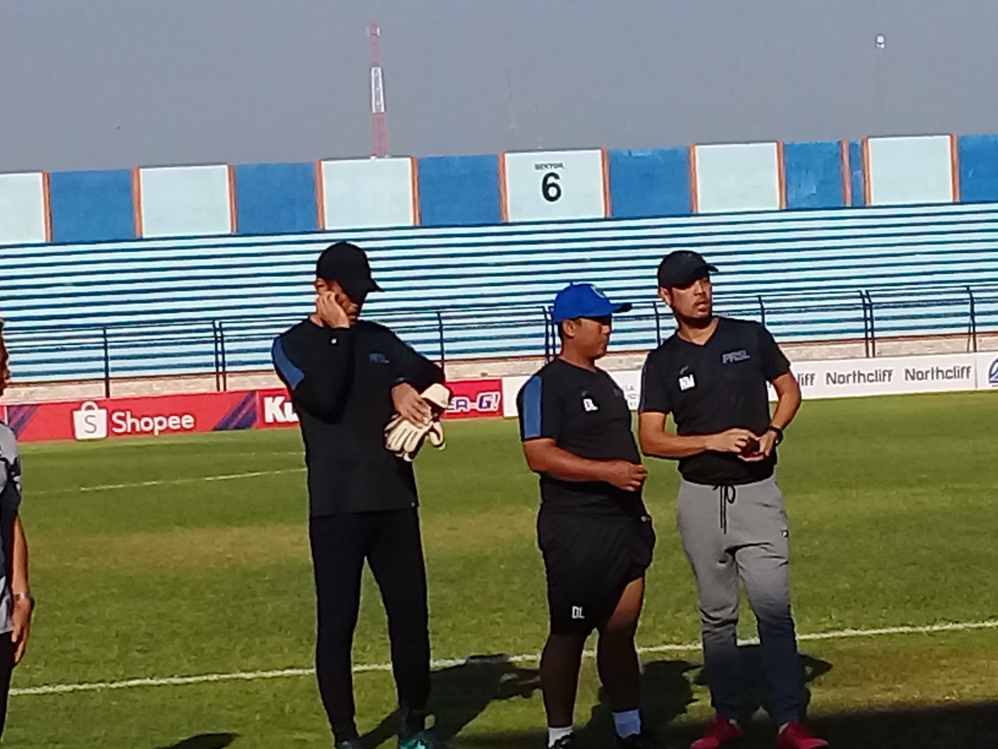 Nil Maizar dan Asistennya, Didik Ludianto, nampak berdiskusi. (Foto: Nasih/ngopibareng.id)