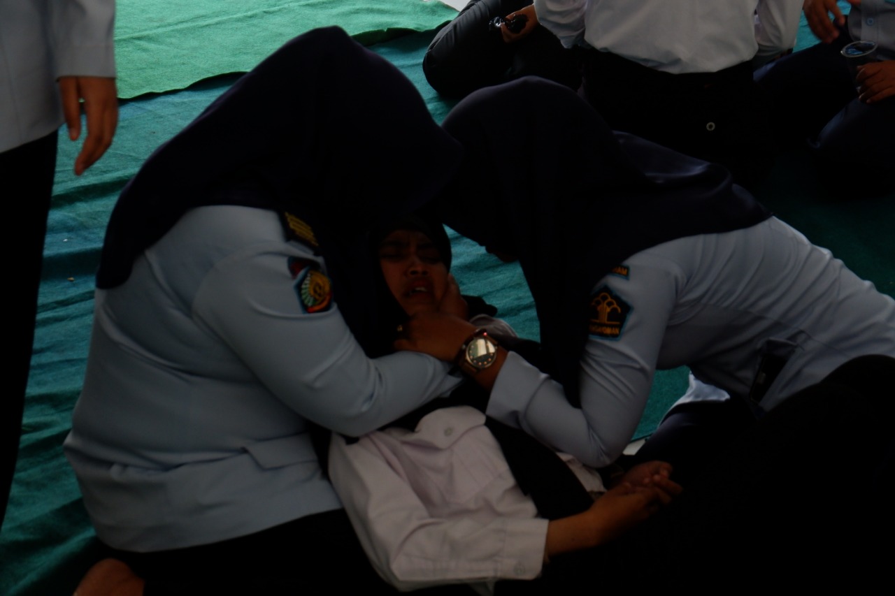 PEGAWAI perempuan di Lapas Kelas IIB Probolinggo menjerit histeris saat mengikuti ruqyah massal. (Foto: Ikhsan/ngopibareng.id)