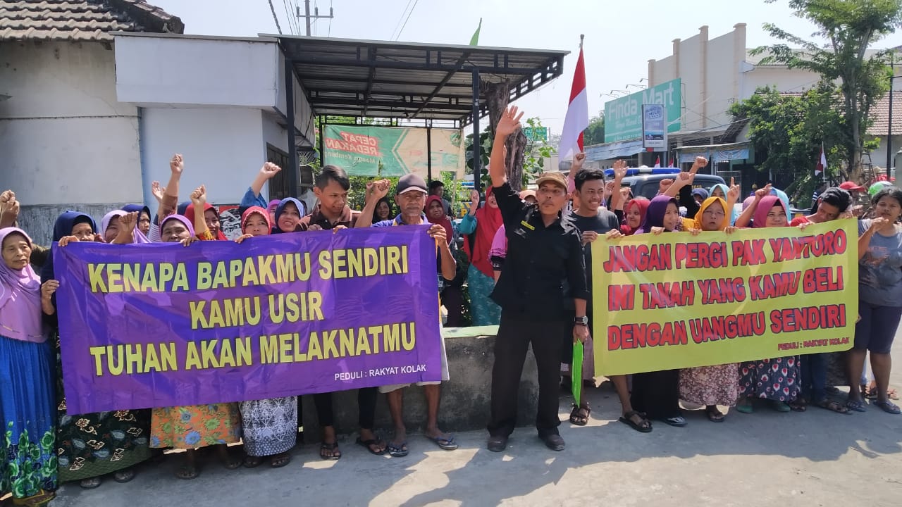 Sejumlah ibu-ibu menggelar aksi simpati saat panitera PN Kediri mengeksekusi bangunan rumah dan tanah. (Foto: Fendi/ngopibareng.id) 