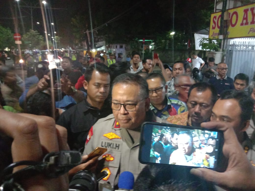 Kapolda Jatim Irjen Pol Luki Hermawan memberikan keterangan pers pasca mendampingi Gubernur Papua berkunjung ke Asrama Mahasiswa Papua, Selasa, 27 Agustus 2019. (Foto: Faiq/ngopibareng.id)