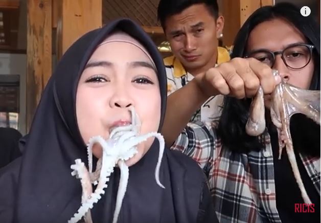 YouTuber Ria Ricis makan gurita mentah.