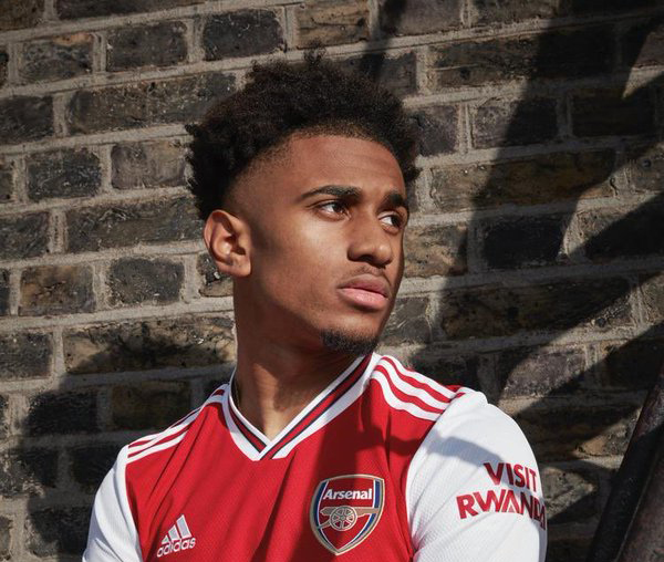 Reiss Nelson yakin akan berkembang di tangan Unai Emery. (Foto: Twitter/@ReissNelson9)