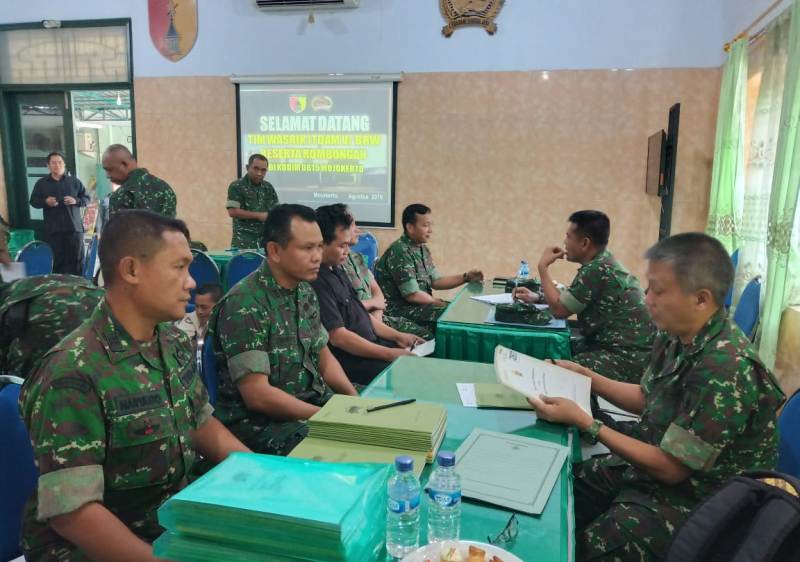 Tim Wasrik Itdam V/Brawijaya saat melaksanakan pemeriksaan produk Staf di Ruang Data Makodim 0815 Mojokerto