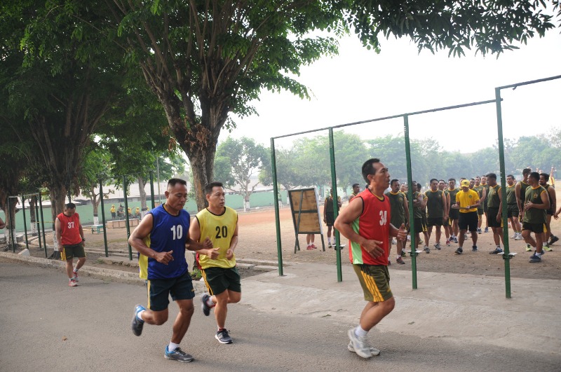 Personel Kodim 0815 saat melaksanakan tes kesegaran jasmani di Lapangan Cikaran Kota Mojokerto