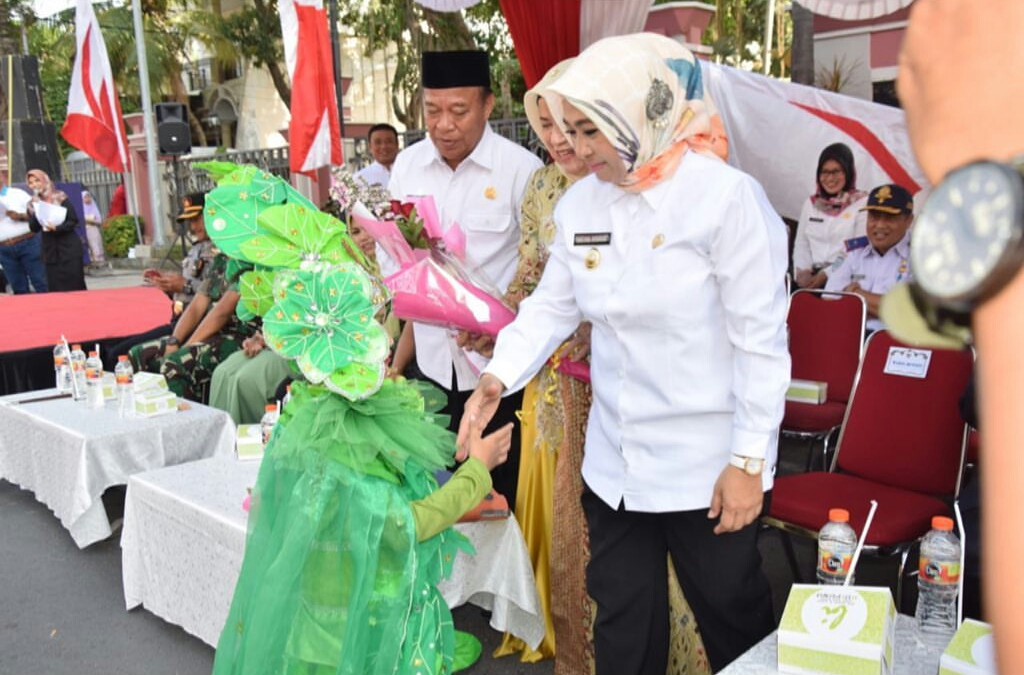 Bupati Fadeli bersama wakil dan jajaran Forkopimda saat melepas peserta karnaval (Foto: Nasih/ngopibareng.id)