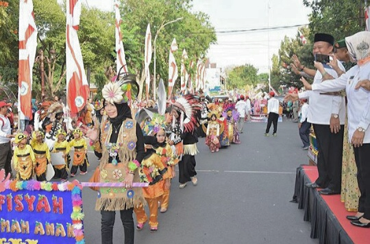 Anak-anak memakai baju adat khas nusantara. (Foto: Nasih/ngopibareng.id)