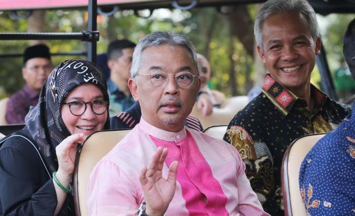 Raja Malaysia Al-Sultan Abdullah Ri'ayatauddin Al Mustafa Billah Shah didampingi Gubernur Jateng Ganjar Pranowo mengunjungi Candi Borobudur  di Kabupaten Magelang, Jawa Tengah. (Foto:Semaranginside)