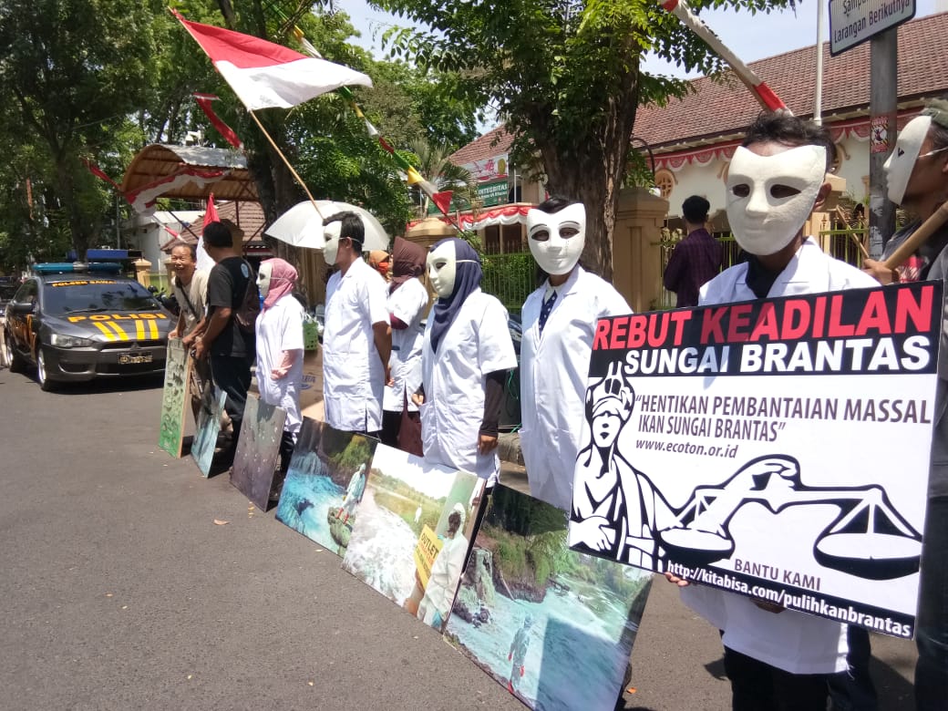 Aksi Ecoton yang digelar di PN Surabaya, Rabu, 28 Agustus 2019. (Foto: Faiq/ngopibareng.id)