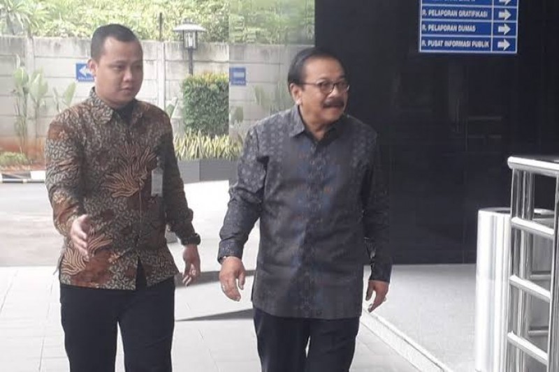 Mantan Gubernur Jawa Timur Soekarwo saat tiba di KPK, Rabu 28 Agustus 2019. (Foto: kompas.com)