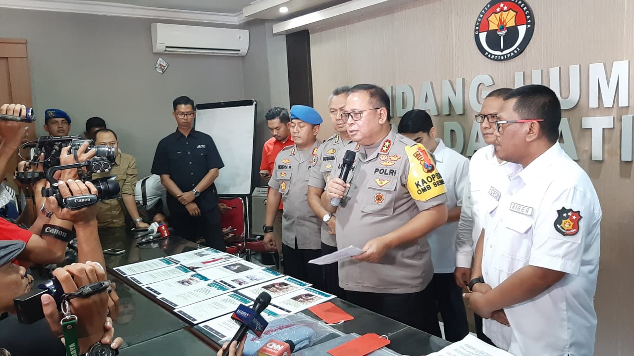 Kapolda Jawa Timur, Irjen Luki Hermawan saat menetapkan Tri Susanti sebagai tersangka. (foto: Haris/ngopibareng.id)