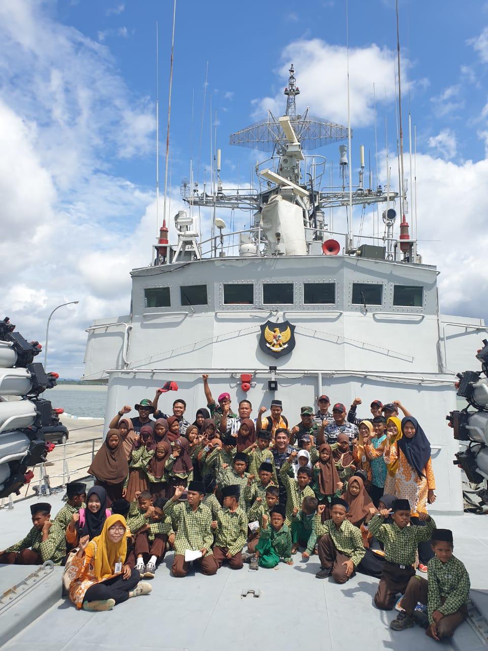 Foto bersama Komandan KRI Hasan Basri -382 dengan siswa-siswi SD Tapal Batas Sebatik Kabupaten Nunukan Kalimantan Timur Foto bersama Komandan KRI Hasan Basri -382 dengan siswa-siswi SD Tapal Batas Sebatik Kabupaten Nunukan Kalimantan Timur