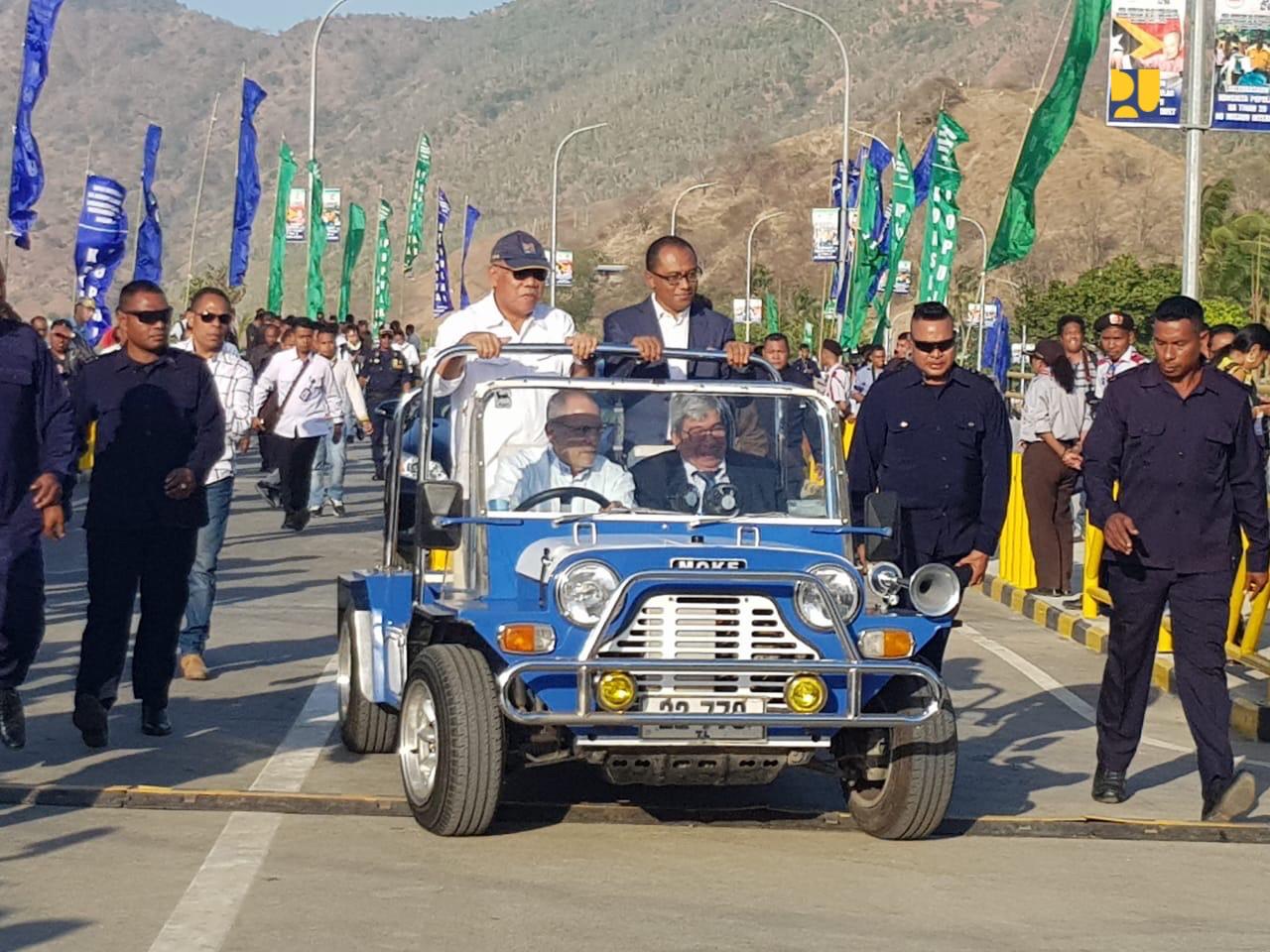 Menteri Basuki saat mengendarai mobil milik Ramos Horta melintasi jembatan BJ Habibie di Dili, Timor Leste, Kamis, 29 Agustus 2019. (Foto: Birkom Kemen PUPR)