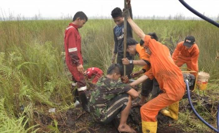 Ilustrasi pembuatan sumur bor di kawasn lahan gambut di Kalimantan Tengah. (Foto:Republika)