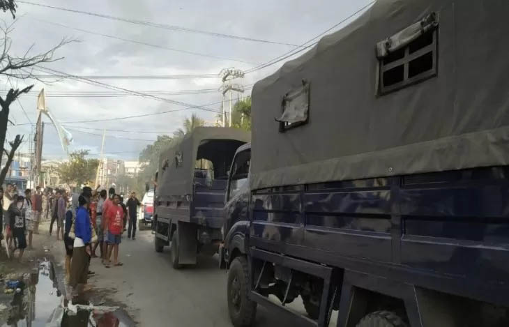 Beberapa warga di sejumlah ruas jalan tampak berjaga-jaga dan melakukan sweeping terhadap kendaraan yang melintas termasuk di Entop, Distik Jayapura Selatan, Provinsi Papua, Jumat 29 Agustus 2019. (Foto: Antara/Evarukdijati)