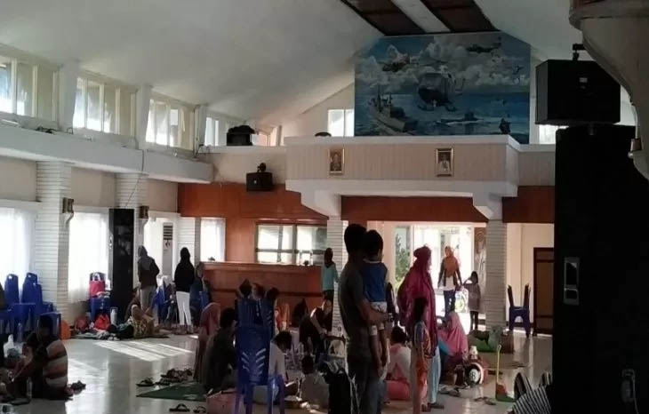  Sebagian pengungsi yang mengungsi di Mako Lantamal X Jayapura, Kamis malam (28/8) setelah demo anarkis di Jayapura, Provinsi Papua. (Foto: Antara/Evarukdijati)