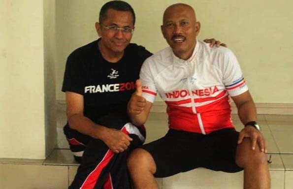 Bahari, penulis (kanan) bersama Dahlan Iskan. (Foto:Istimewa)