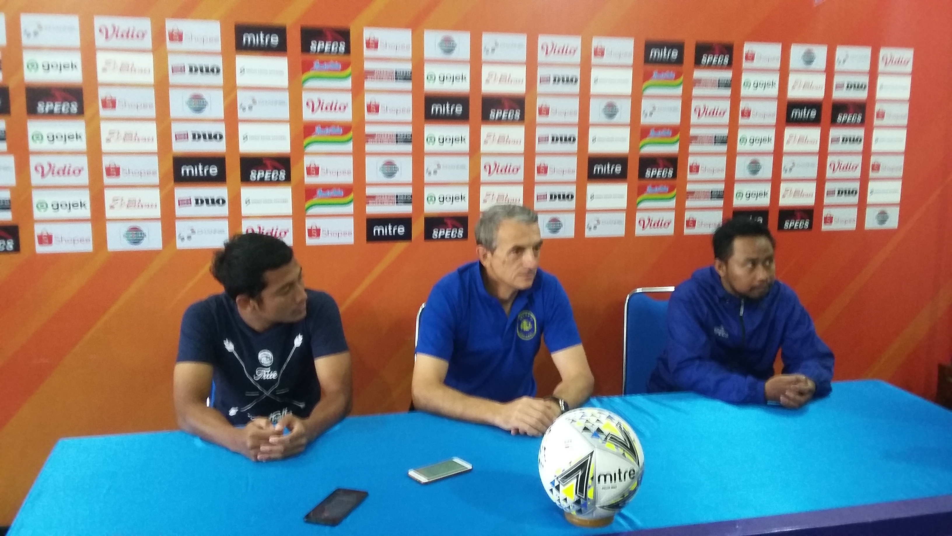 Pemain Arema FC, Nasir (kiri), Pelatih Arema FC, Milomir Seslija (tengah) dan Media Officer Arema FC, Sudarmaji (kanan) ketika sesi jumpa pers di kantor Arema FC (Foto: Theo/Ngopibareng.id)