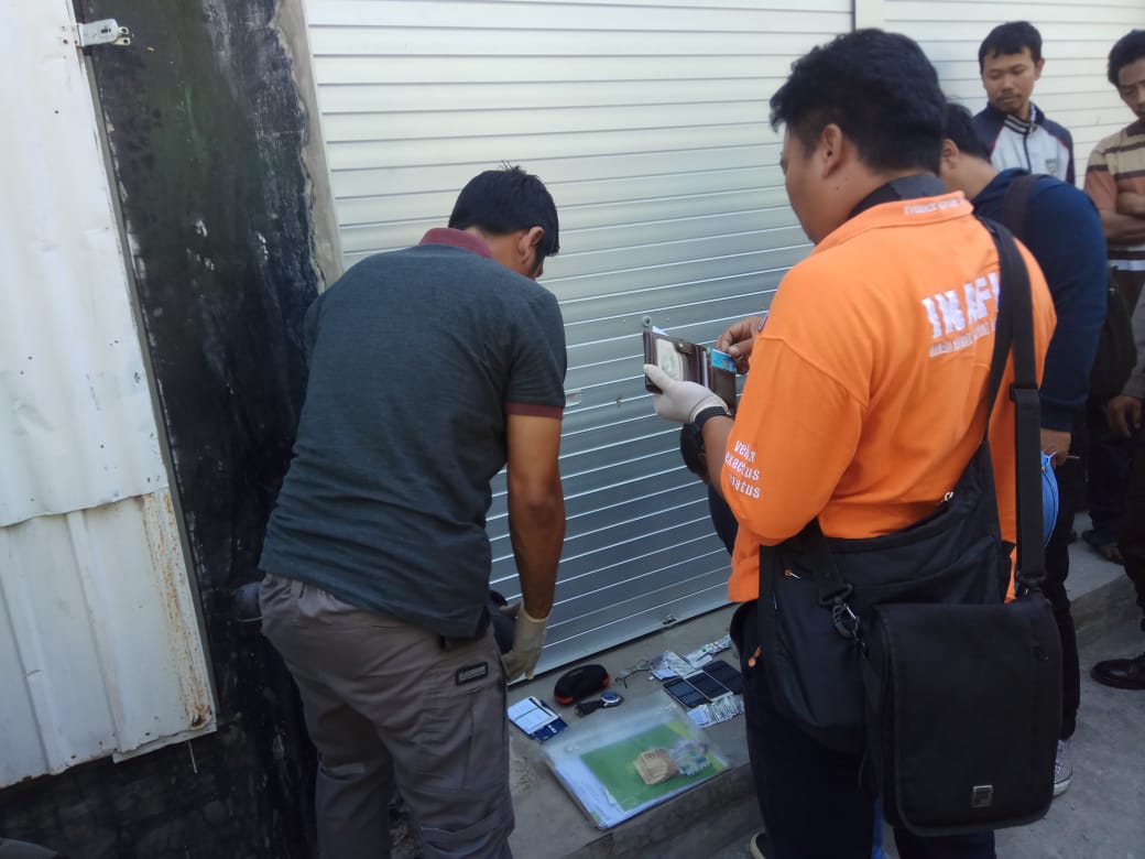 Polisi memeriksa barang bukti lain yang terdapat dalam mobil. (Foto: Amir/ngopibareng.id)