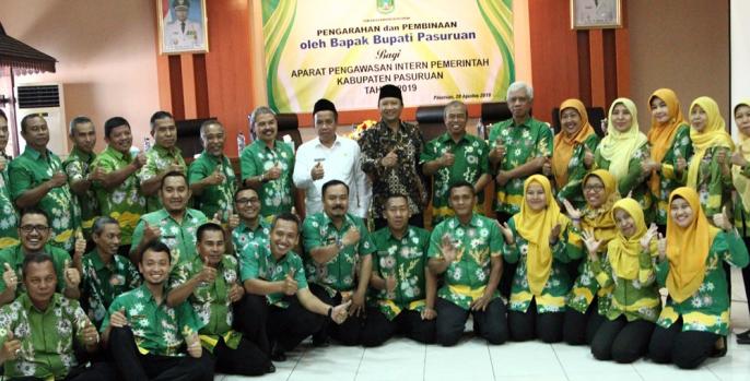 Para staf inspektorat mendapat pengarahan dan pembinaan dari Bupati Pasuruan. (Foto: Dok Humas)