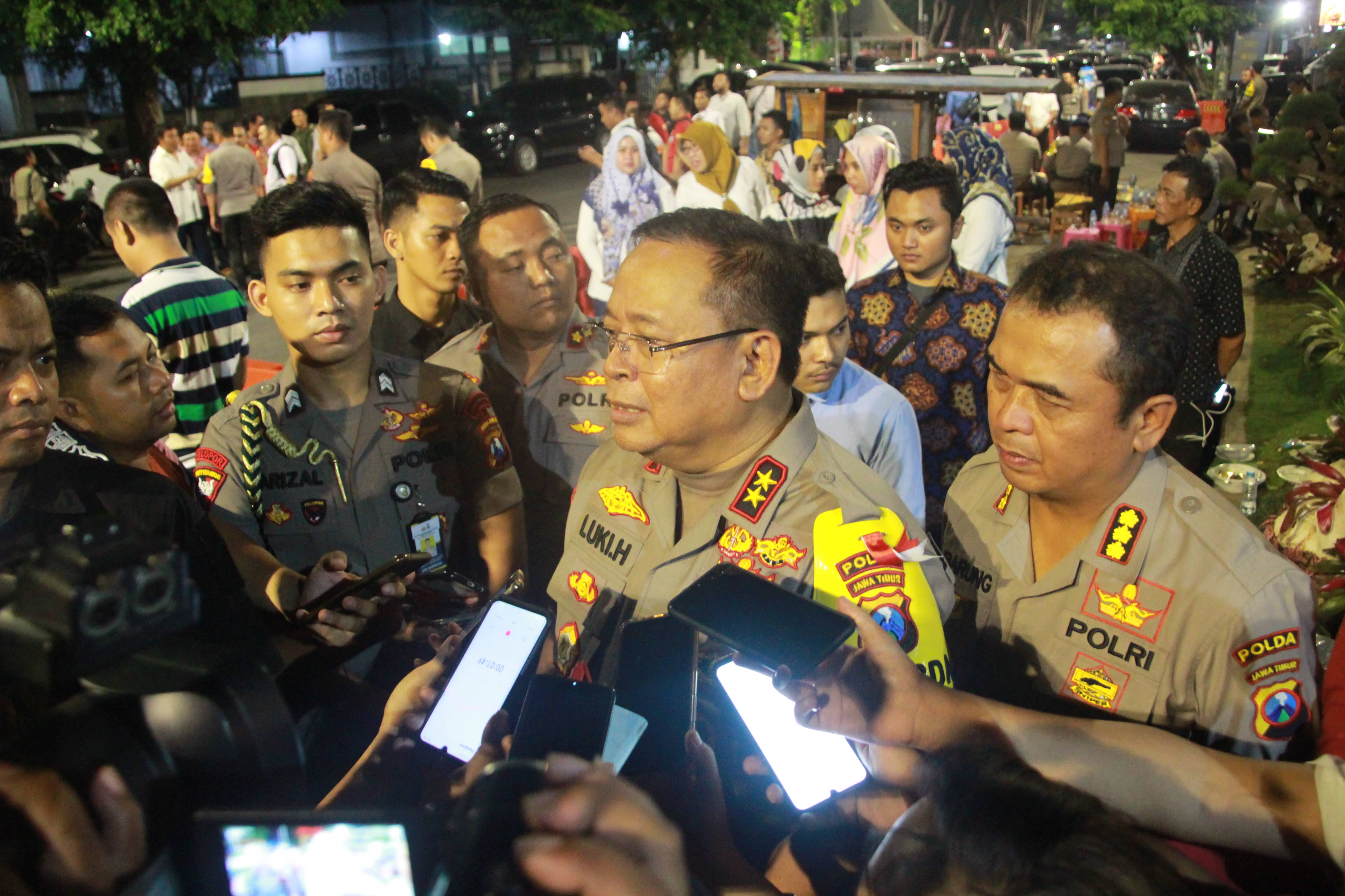 Kapolda Jatim Irjen Pol Luki Hermawan saat memberi keterangan pers. (Foto; Faiq/ngopibareng.id)