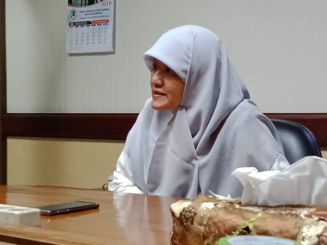 Reni saat berbincang dengan ngopibareng.id di ruang fraksi PKS DPRD Kota Surabaya. (Foto: Alief/ngopibareng.id)