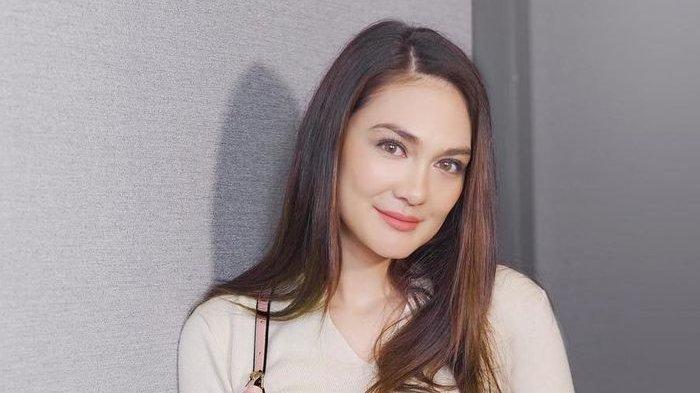 Luna Maya.