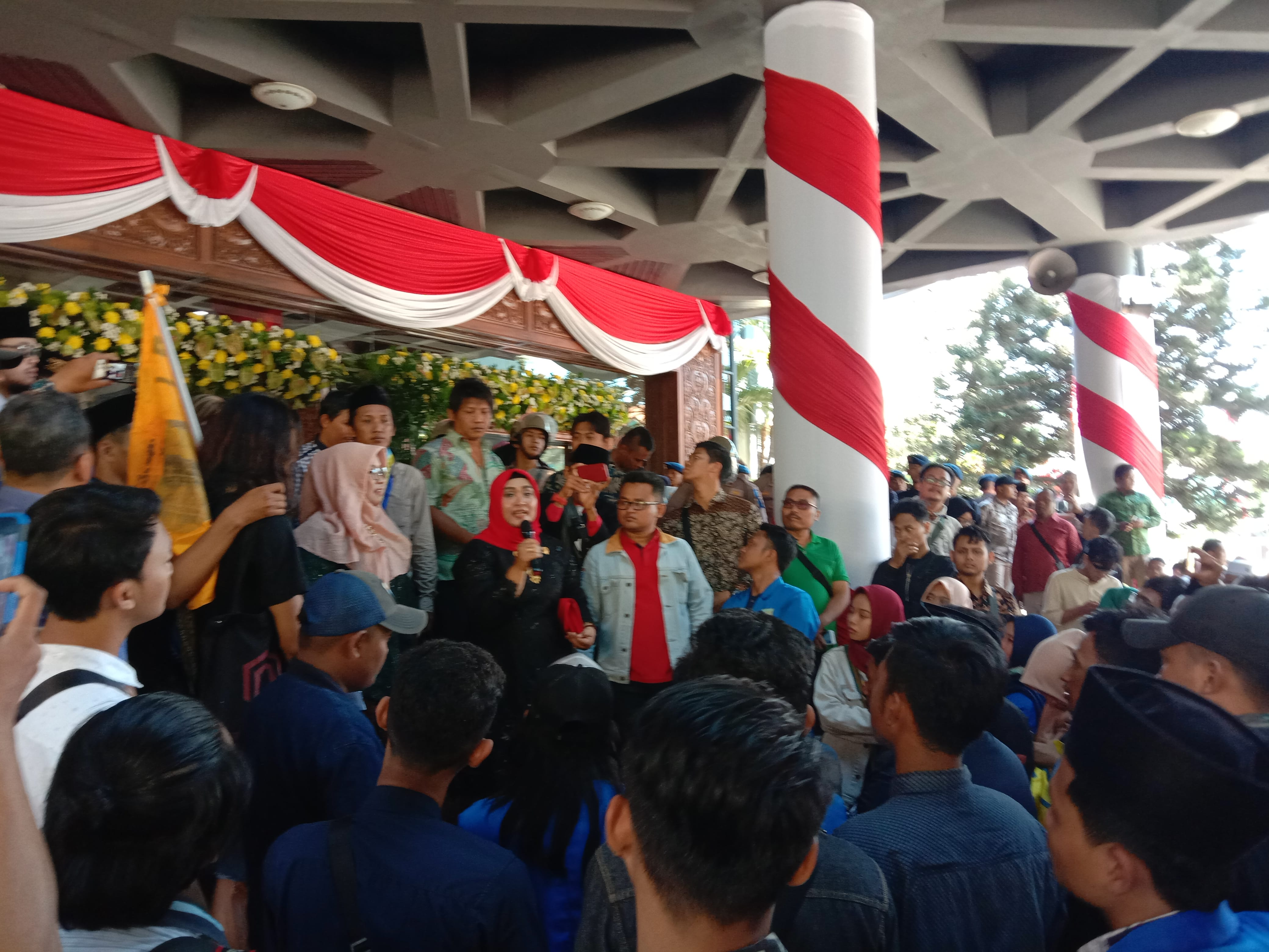 Anggota DPRD Jatim asal PDIP Erma Susanti saat menerima massa dari PMII Jatim di Gedung DPRD Jatim. (Foto: Faiq/ngopibareng.id)