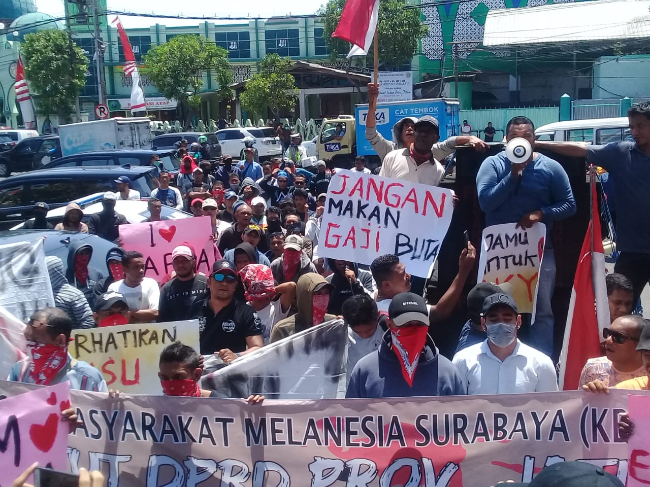 Masyarakat Melanesia saat melakukan aksi damai di depan Gedung DPRD Jatim. (Foto: Faiq/ngopibareng.id)