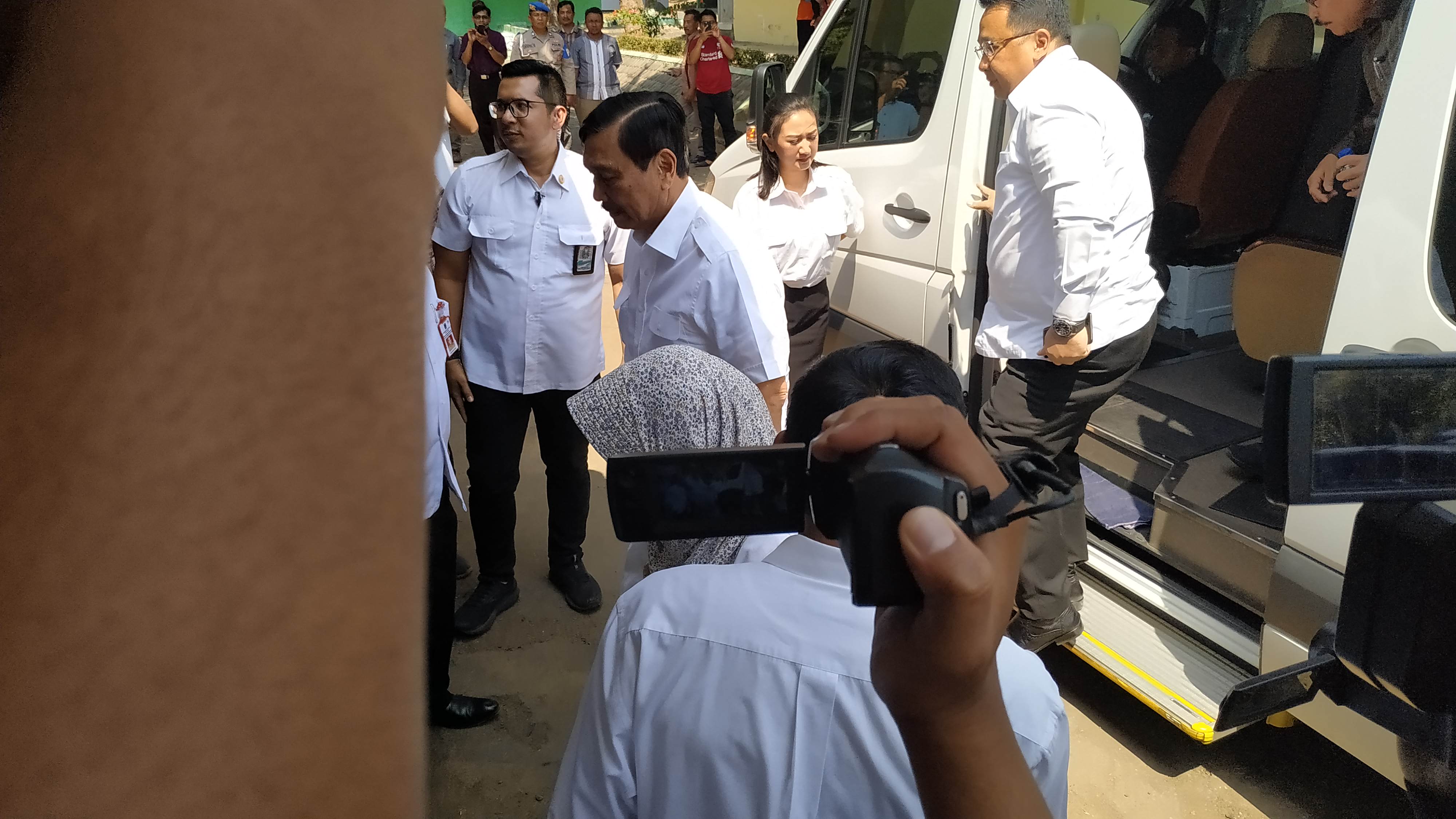 Luhut Binsar Panjaitan menemui warga kecamatan Grogol kabupaten Kediri dalam kunjungan kerjanya. (Foto: Fendi/ngopibareng.id) 