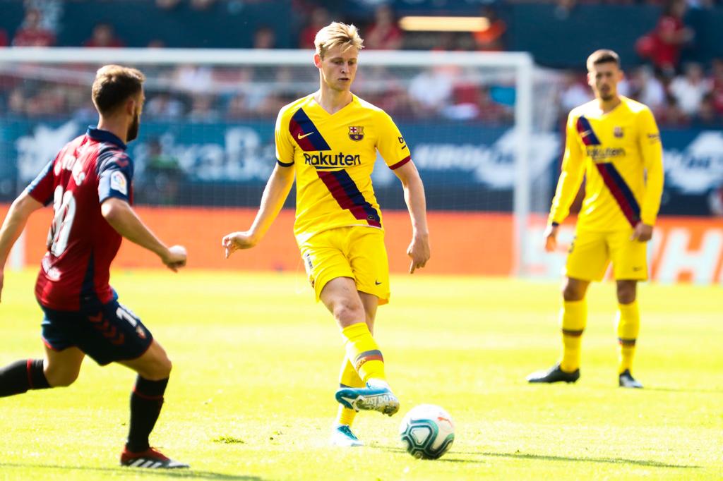 Frankie de Jong melawan Osasuna. (Foto: Twitter/ @FCBarcelona)