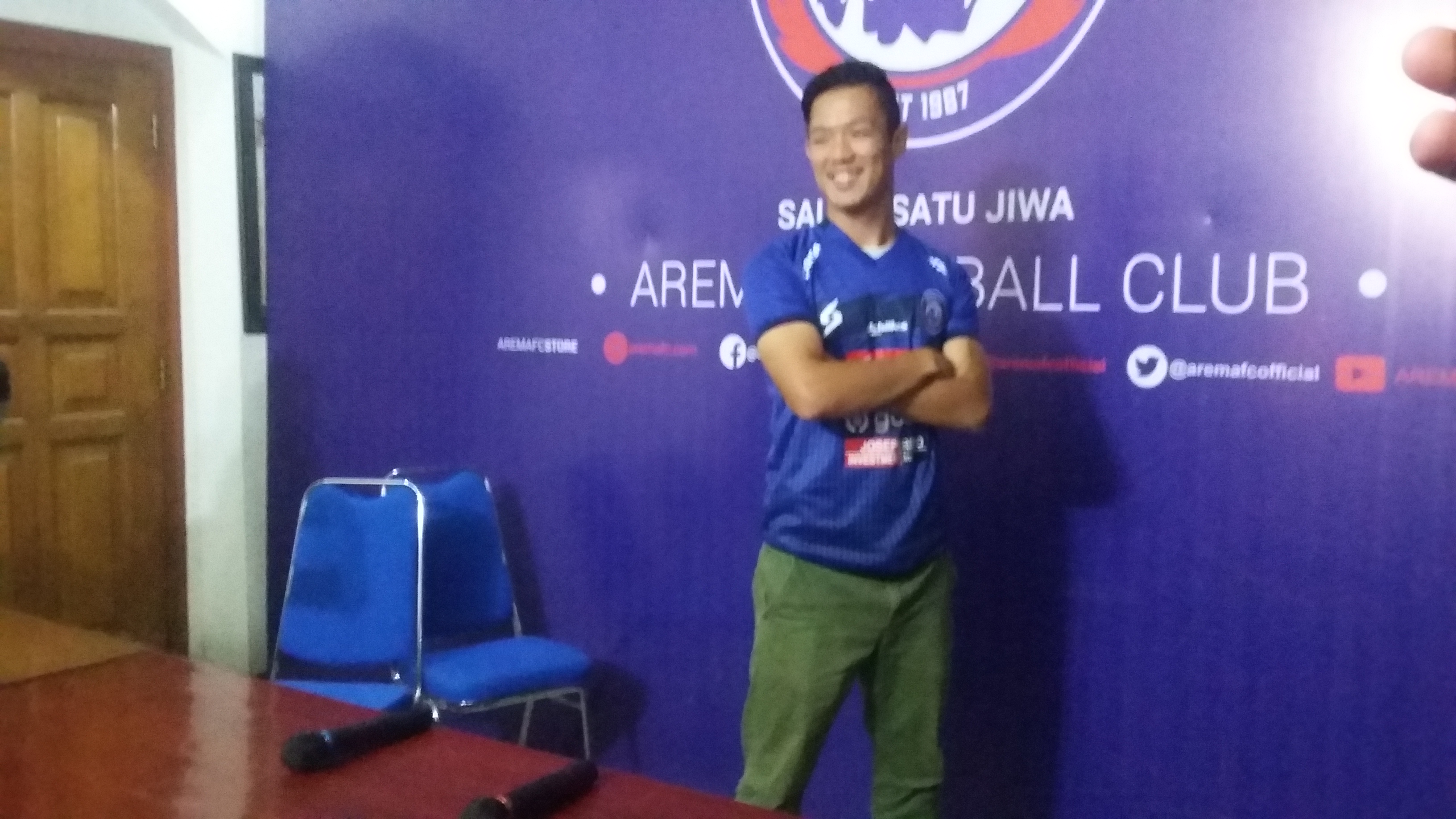 Pemain anyar Arema FC, Takafumi Akahoshi ketika diperkenalkan secara resmi di publik oleh manajemen klub. (Foto: Theo/ngopibareng.id)