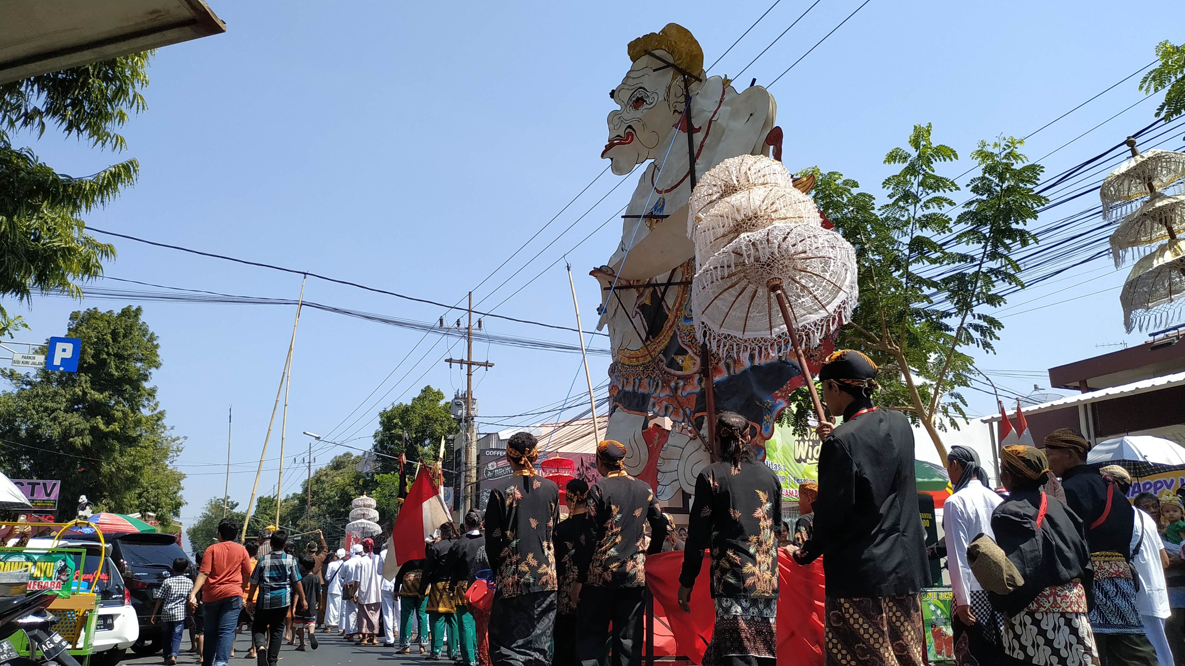 Ratusan peserta gerebeg suro. . (Foto: Fendhy/ngopibareng.id) 