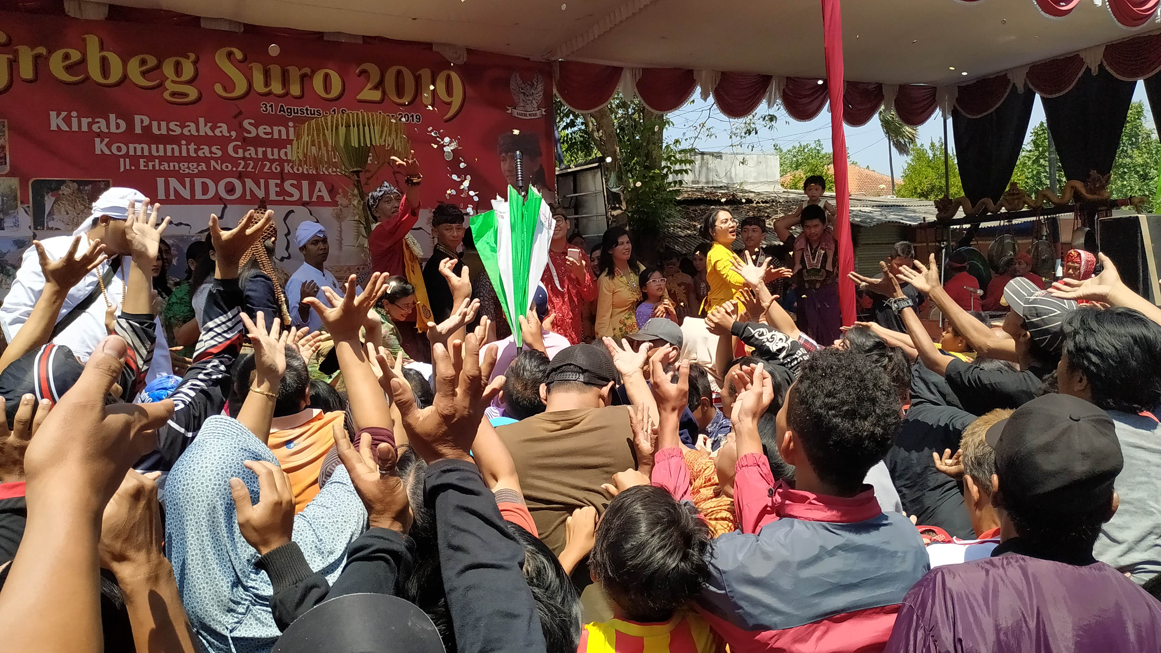 Ratusan peserta warga berebut pecahan uang receh atau tradisi dono wewe. (Foto: Fendhy/ngopibareng.id)
