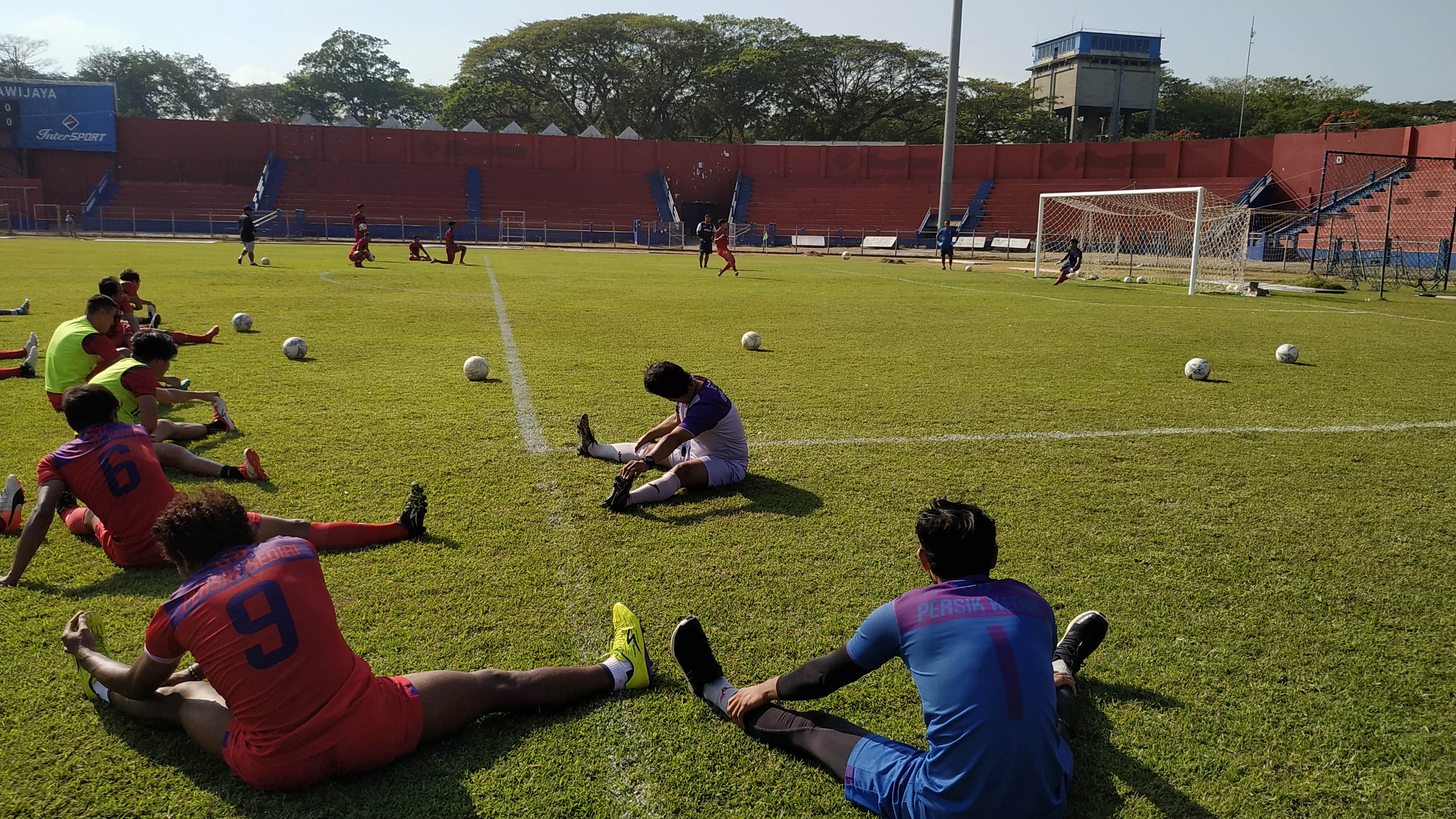 Jelang laga melawan PSIM Yogyakarta besok, Persiik Kediri geber latihan di stadion Brawijaya Kediri (Foto: Fendhy/ngopibareng.id)